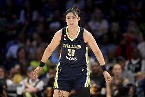 小宝真棒！李月汝半场6中4得10分7板1抢断 正负值为+9